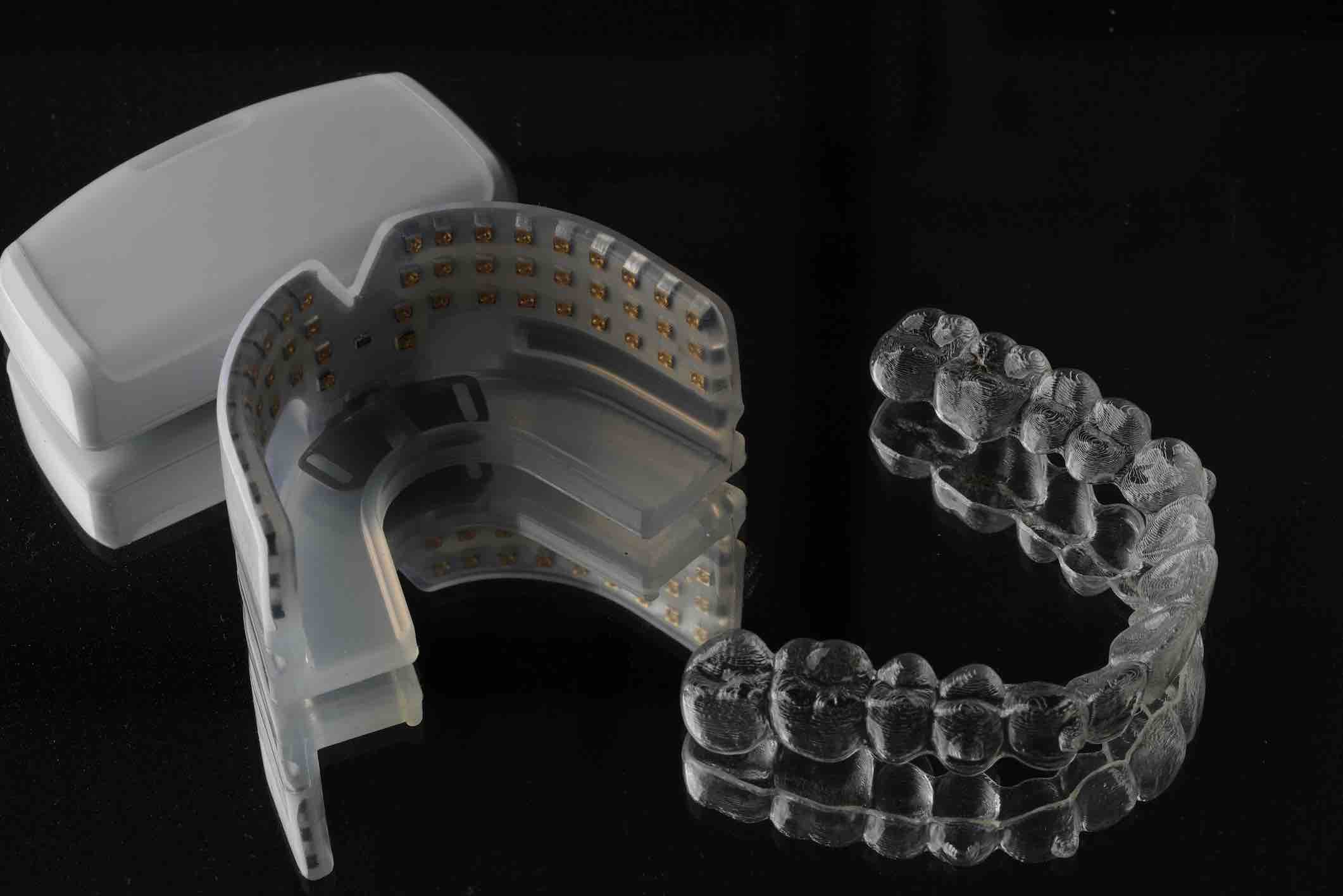 ▲祐民獨家引進OrthoPluse加速器，可促進細胞再生使牙齒容易被移動，在隱適美與加速器的搭配使用下，不僅讓矯正效果更快更好，還可以舒緩矯正中可能產生的痠痛。
