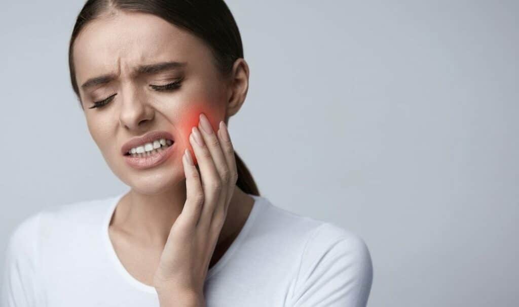 戴隱適美牙套會痛嗎？以下八種痛點，讓楊醫師娓娓道來