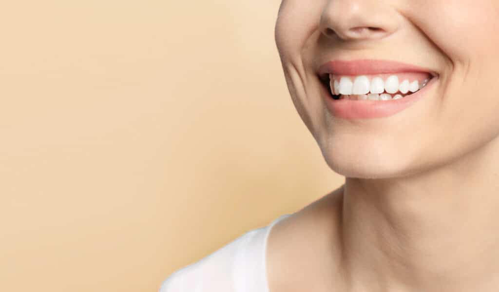 抽菸會讓牙齒出現牙周病、牙齒黃與植牙成功率降低！如何有效解決這些問題？