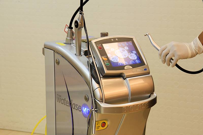 水雷射又被稱為「水動能雷射」(Waterlase),是一種「軟硬通吃」的牙科雷射設備。像是祐民牙醫診所引進的 Waterlase iPlus 水雷射治療機器,這是通過美國 FDA 核可認證的頂尖牙科雷射設備。